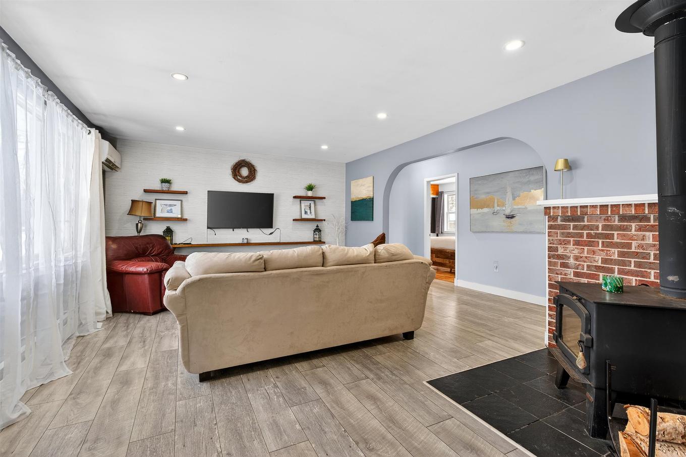 45 Meadowbank Road, Cornwall, PE - Indoor Photo Showing Living Room