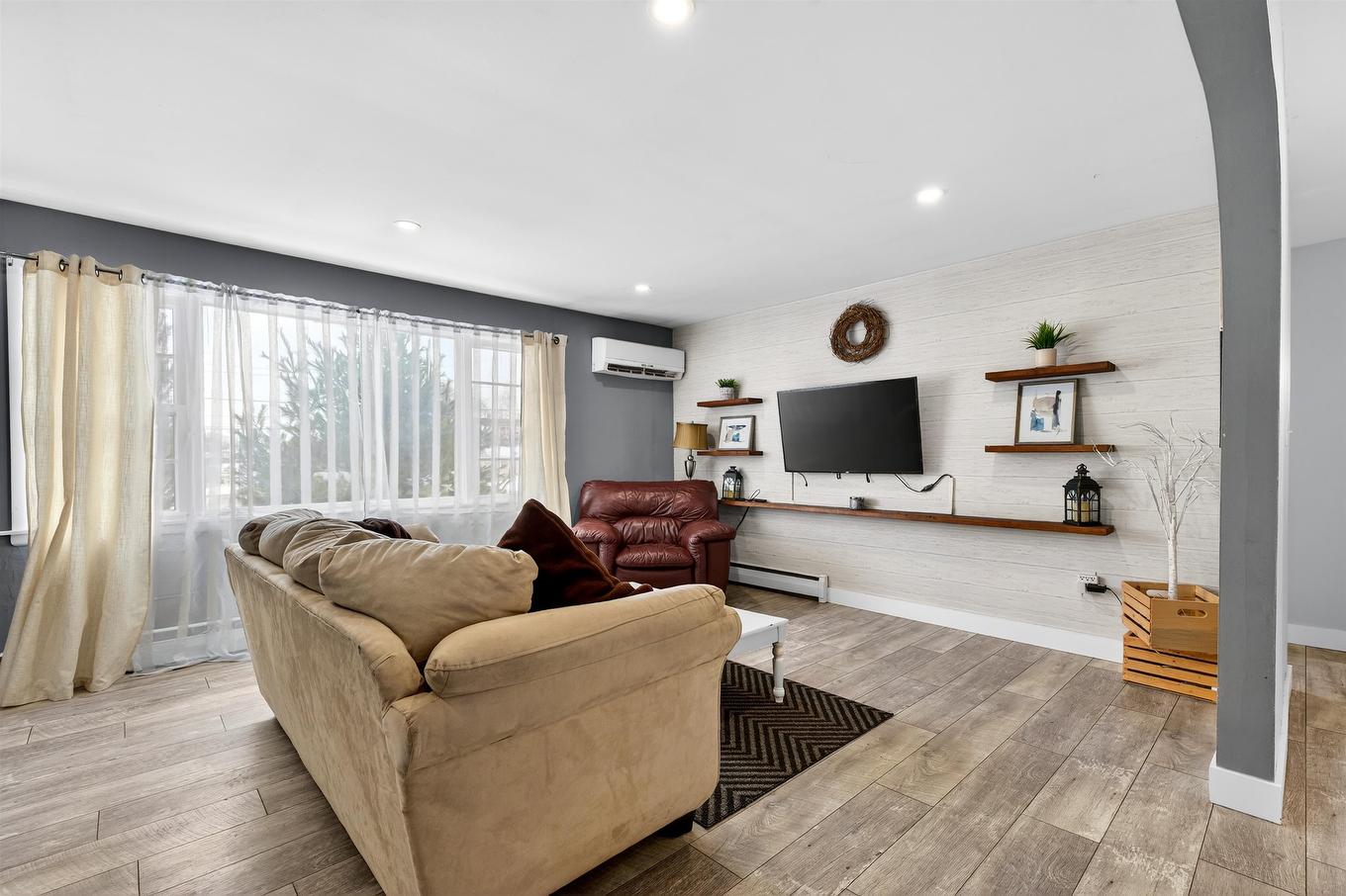 45 Meadowbank Road, Cornwall, PE - Indoor