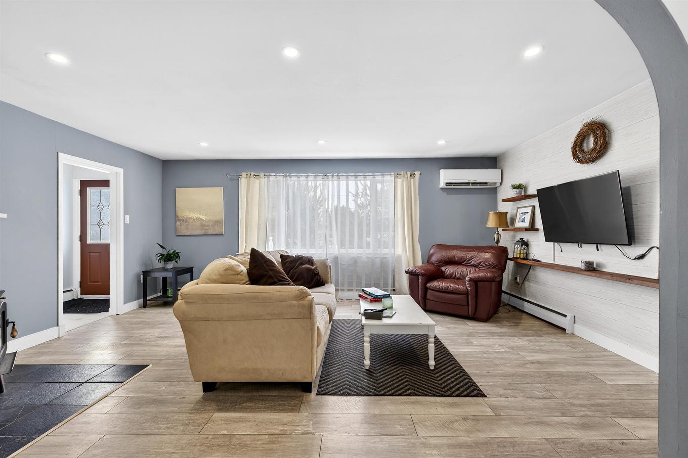 45 Meadowbank Road, Cornwall, PE - Indoor Photo Showing Living Room