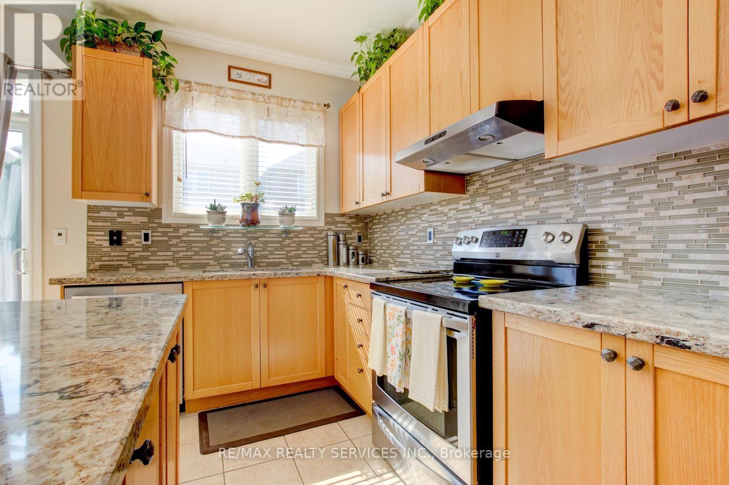 35 Hardgate Crescent, Brampton, ON - Indoor Photo Showing Kitchen