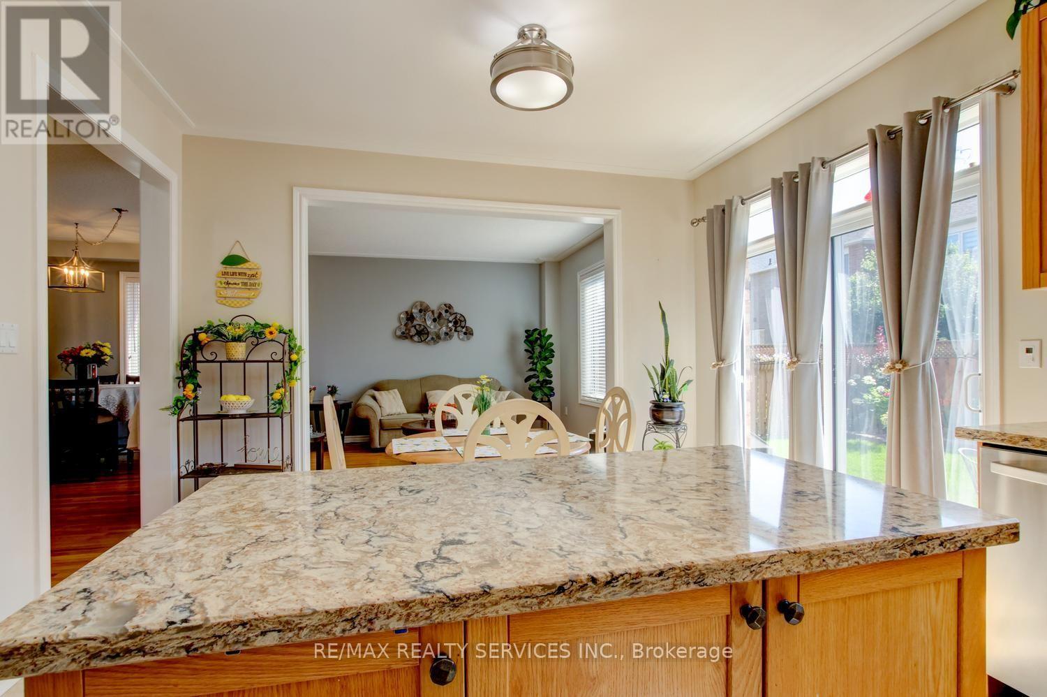35 Hardgate Crescent, Brampton, ON - Indoor Photo Showing Kitchen