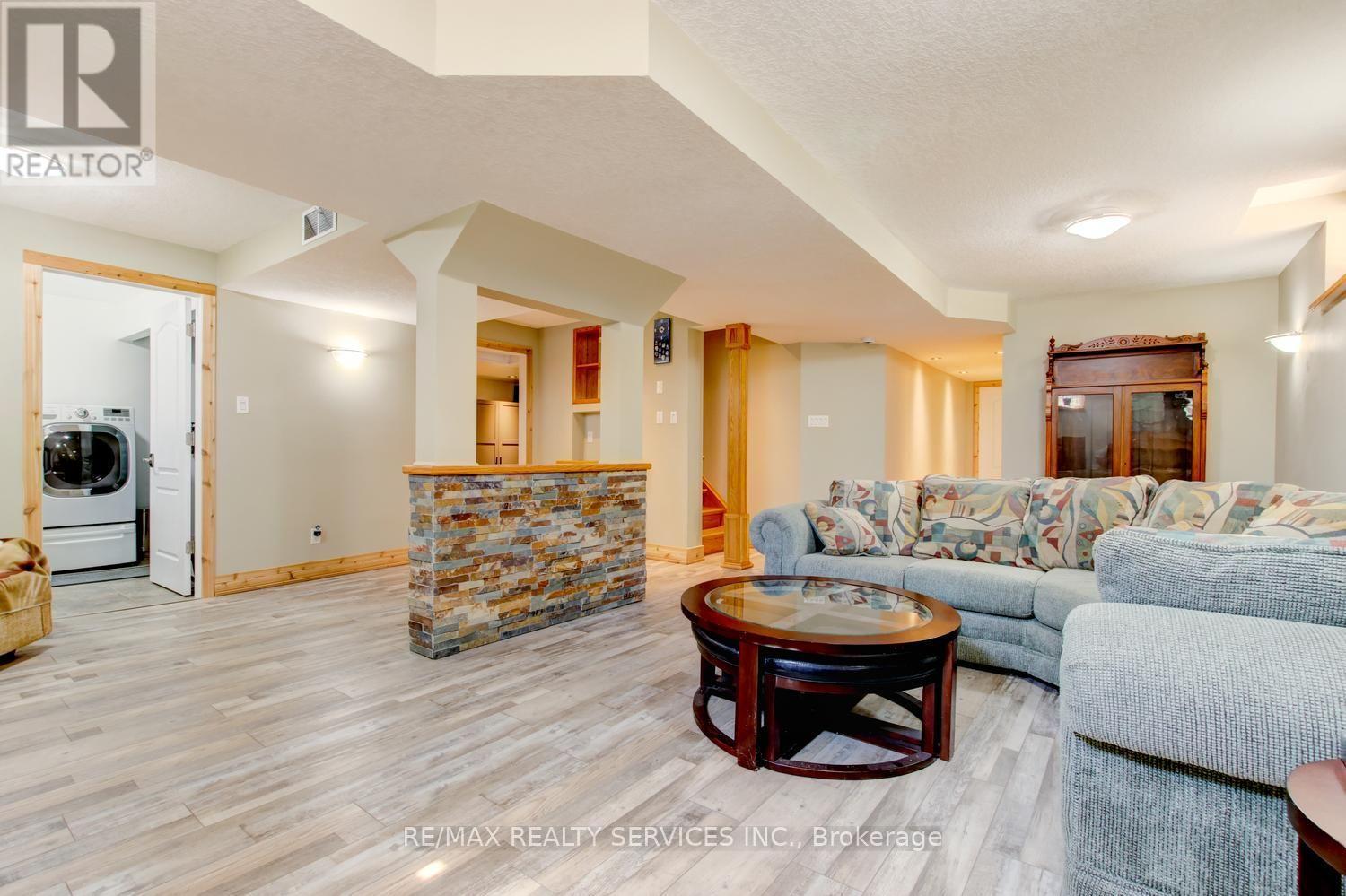 35 Hardgate Crescent, Brampton, ON - Indoor Photo Showing Living Room