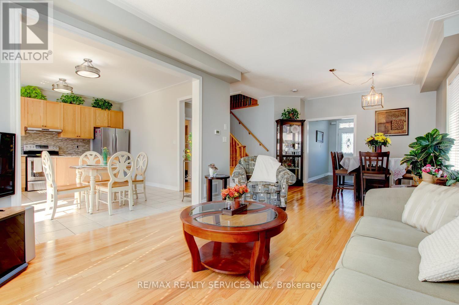 35 Hardgate Crescent, Brampton, ON - Indoor Photo Showing Living Room