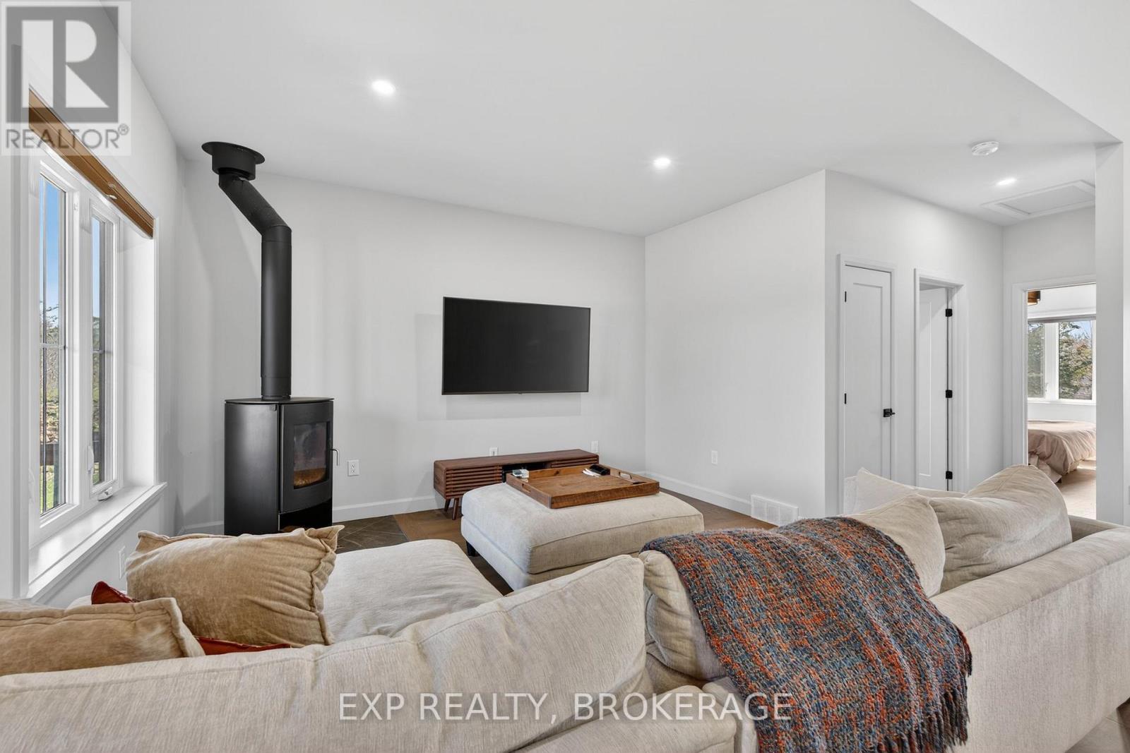 9304 Perth Road, Rideau Lakes, ON - Indoor Photo Showing Living Room