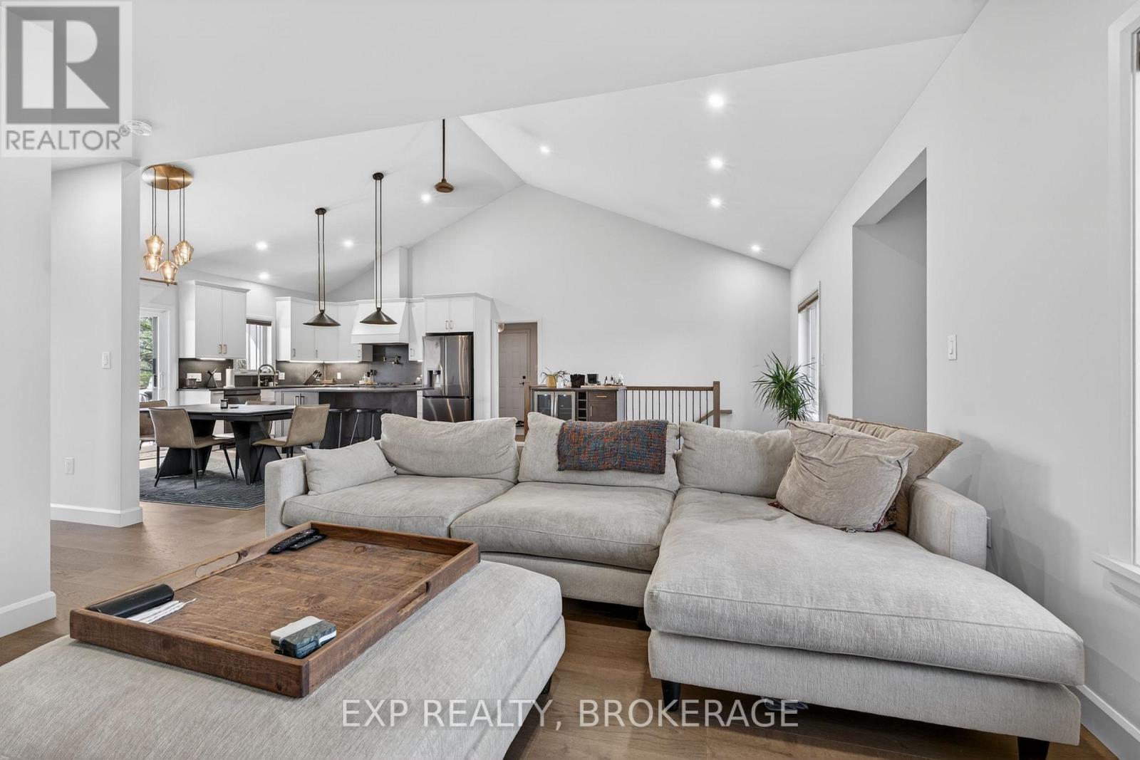 9304 Perth Road, Rideau Lakes, ON - Indoor Photo Showing Living Room