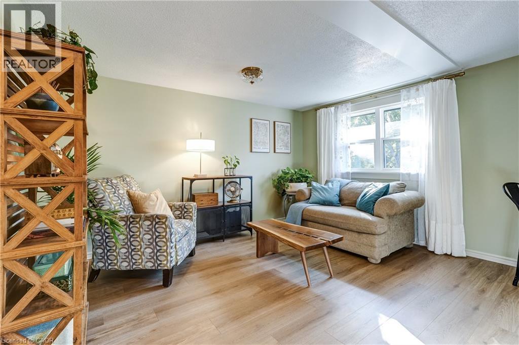 148 St Andrews Drive, Hamilton, ON - Indoor Photo Showing Living Room