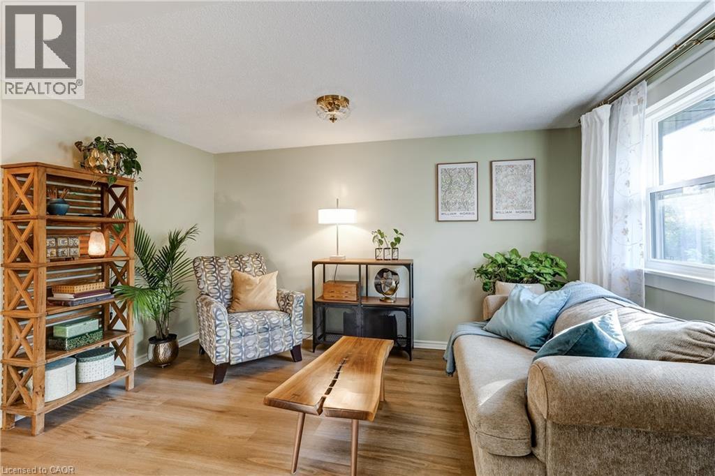 148 St Andrews Drive, Hamilton, ON - Indoor Photo Showing Living Room