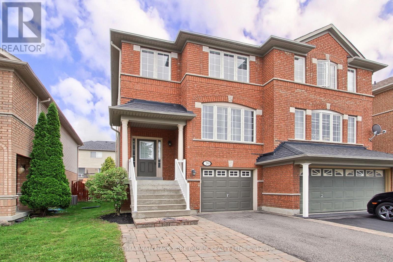 39 Millcliff Circle, Aurora, ON - Outdoor With Facade