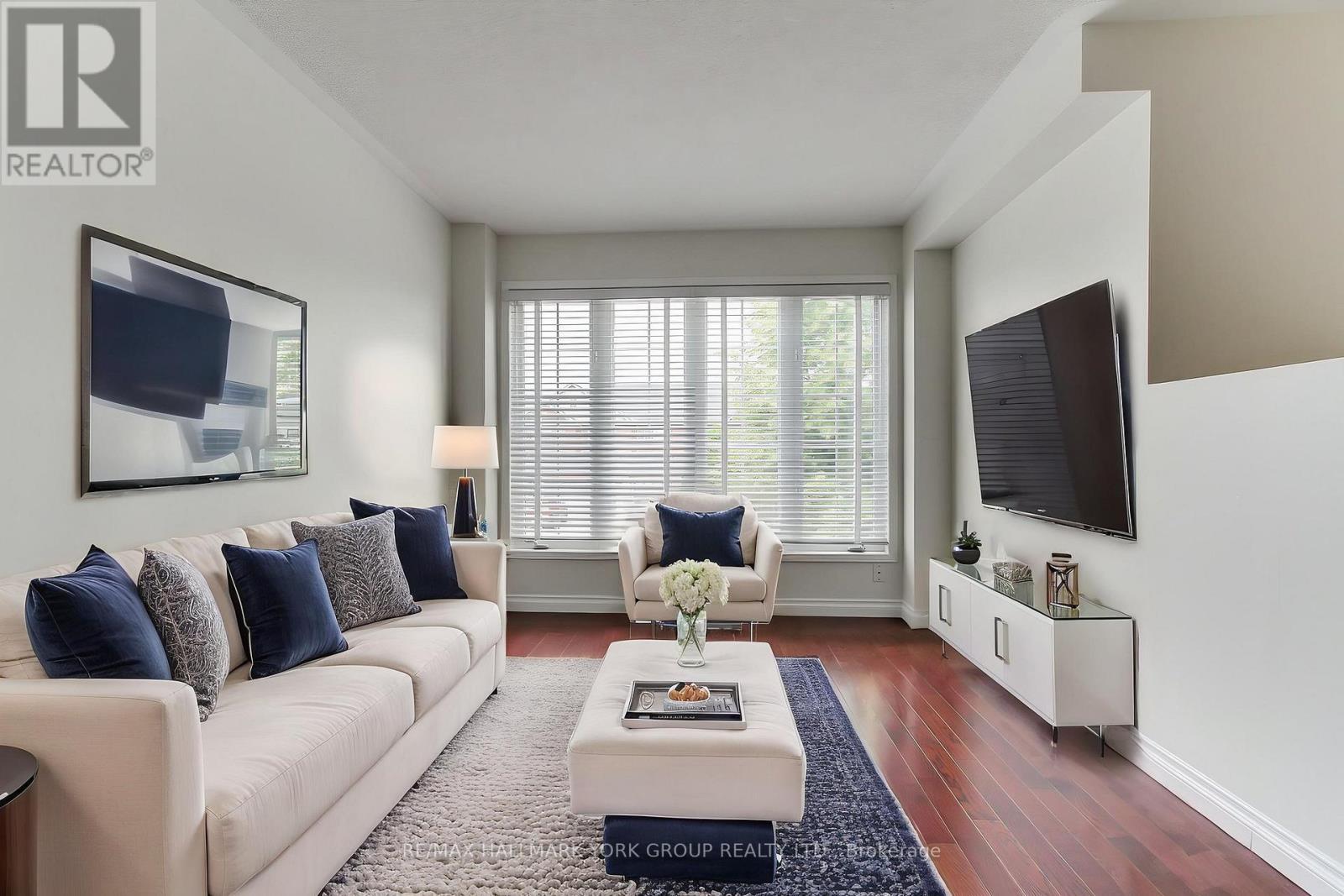 39 Millcliff Circle, Aurora, ON - Indoor Photo Showing Living Room