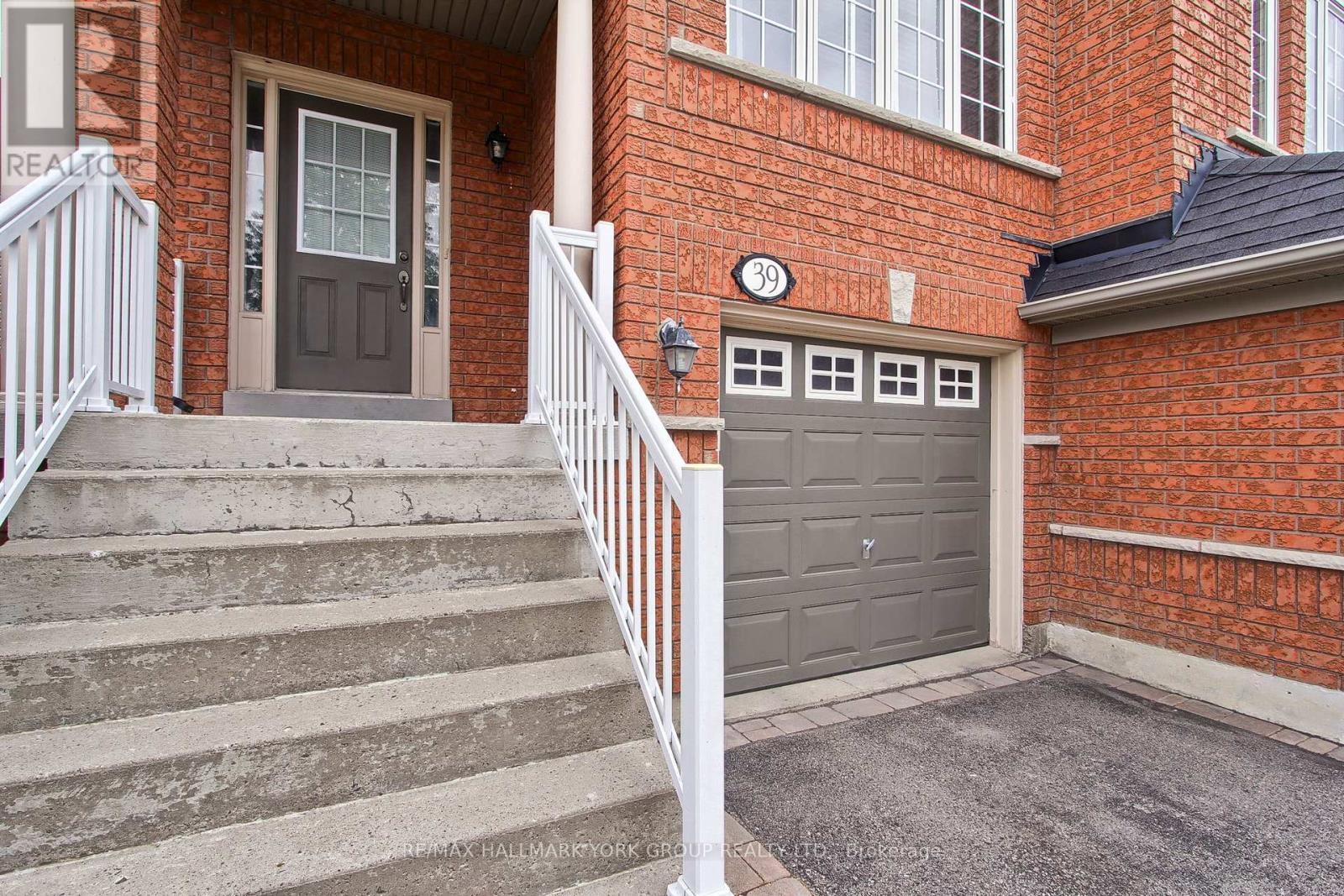 39 Millcliff Circle, Aurora, ON - Outdoor With Exterior