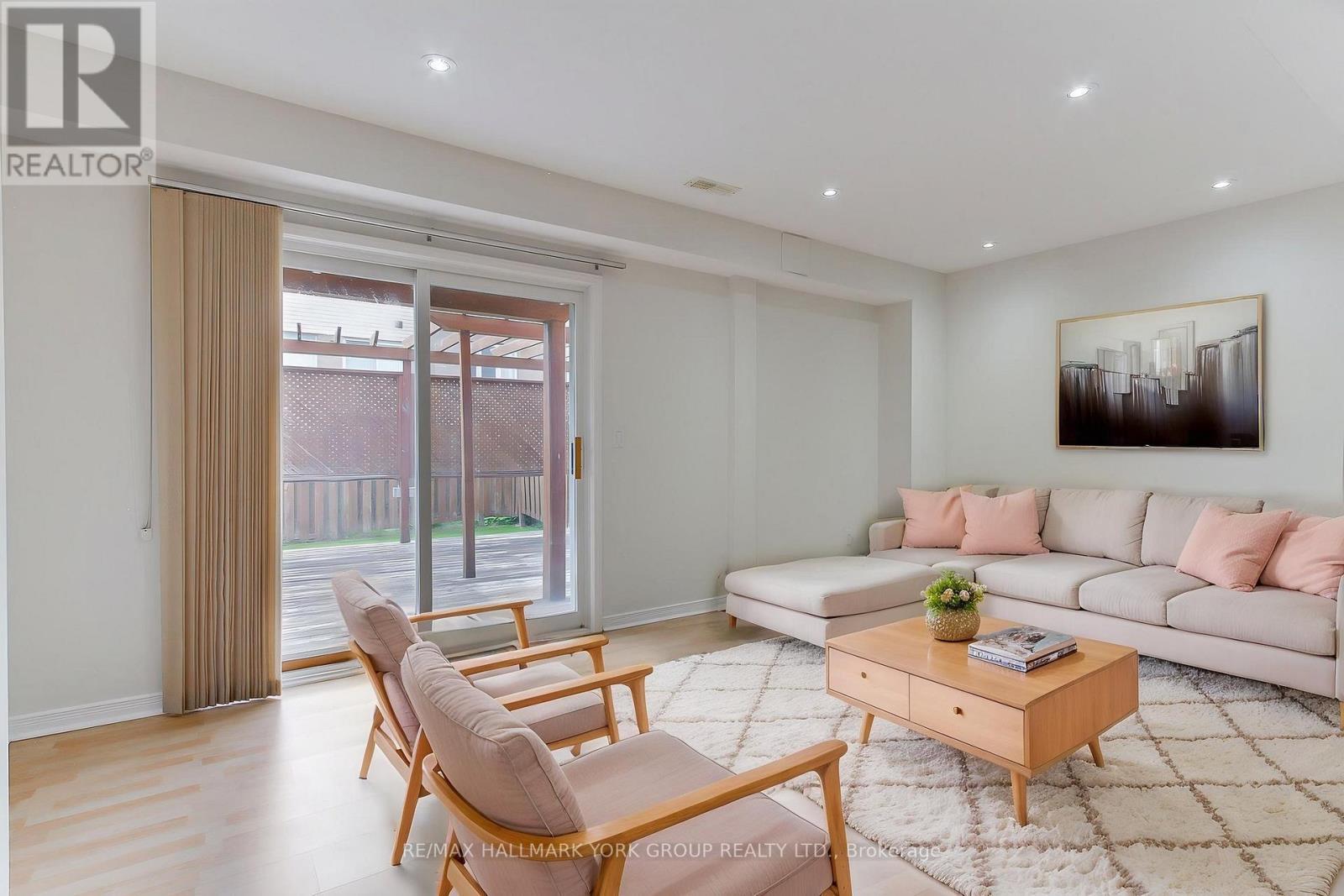 39 Millcliff Circle, Aurora, ON - Indoor Photo Showing Living Room