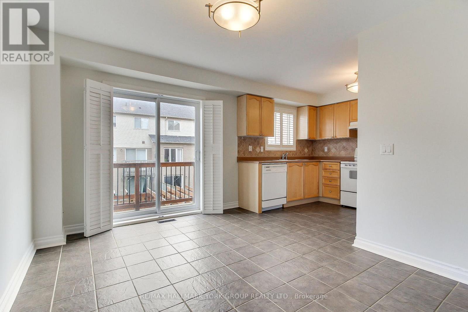 39 Millcliff Circle, Aurora, ON - Indoor Photo Showing Kitchen