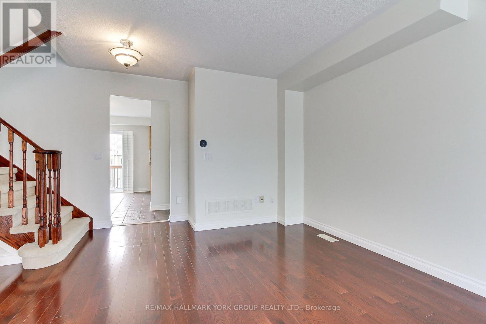 39 Millcliff Circle, Aurora, ON - Indoor Photo Showing Other Room