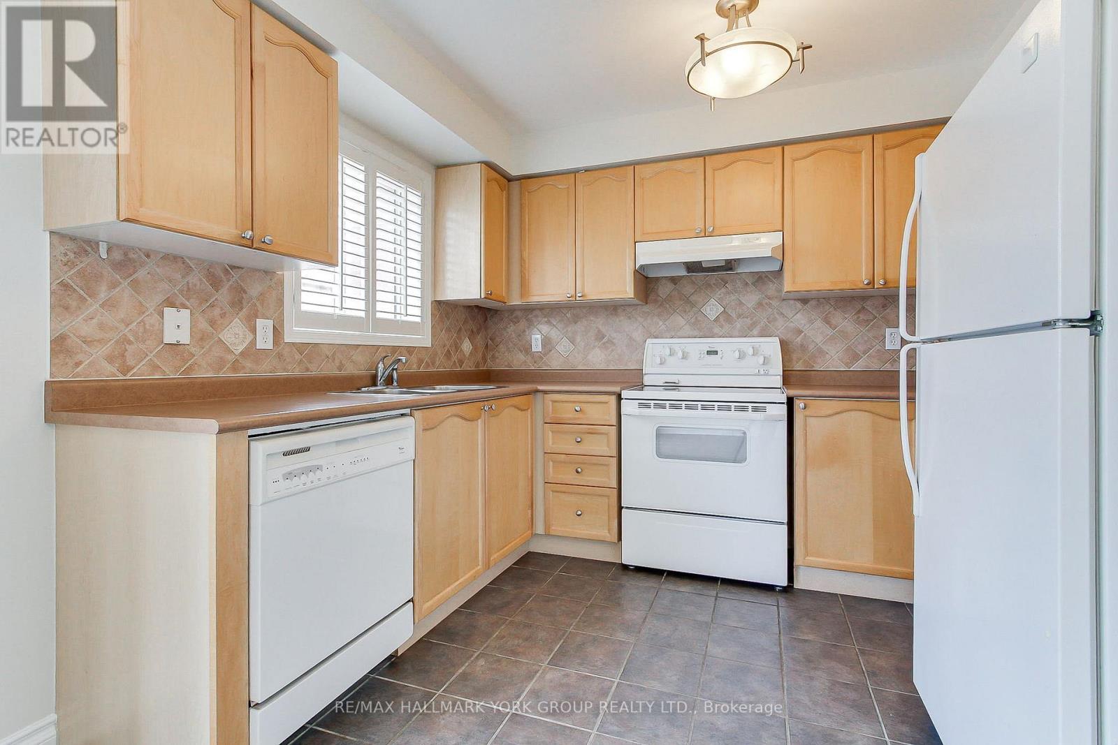 39 Millcliff Circle, Aurora, ON - Indoor Photo Showing Kitchen