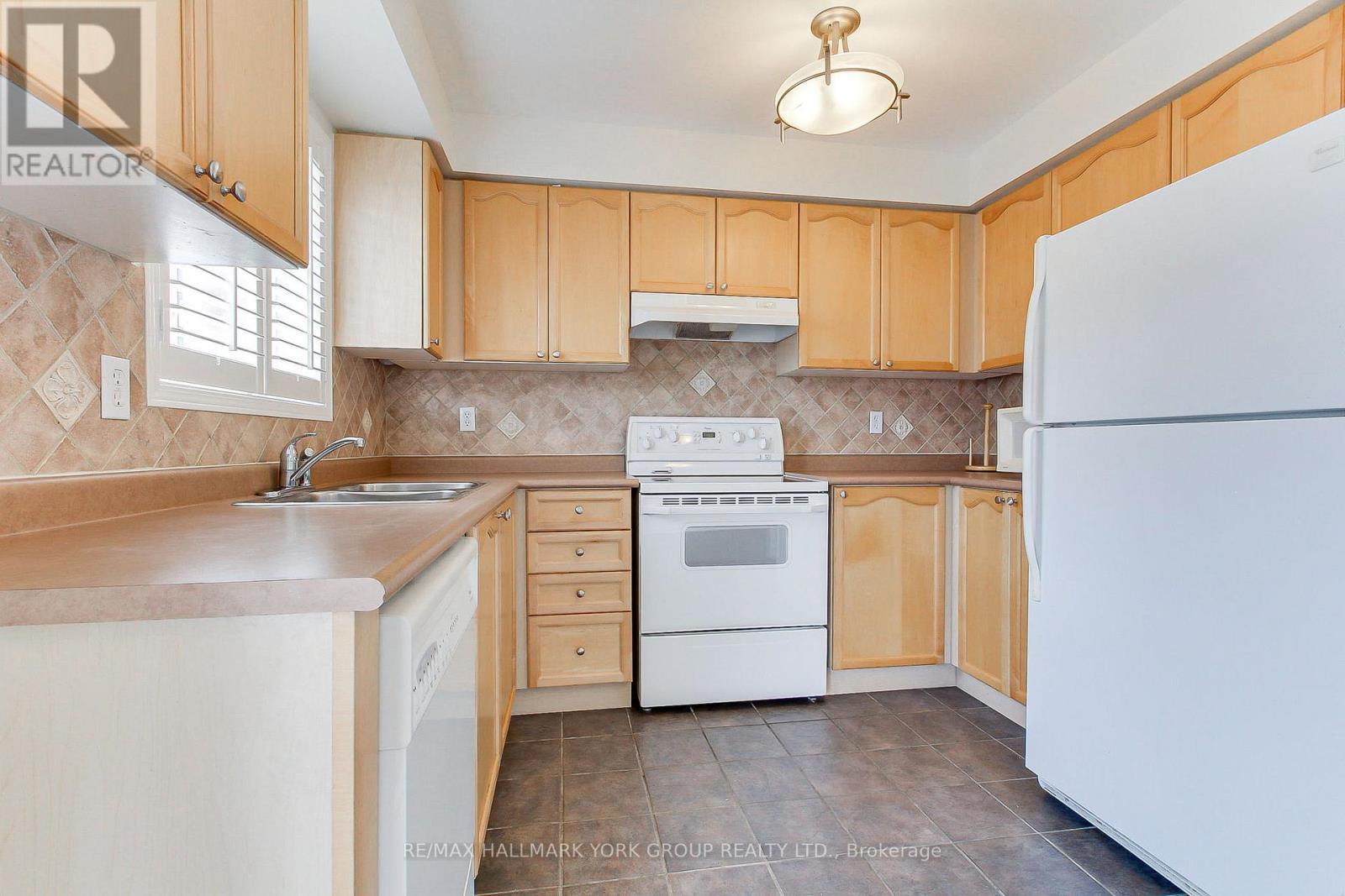 39 Millcliff Circle, Aurora, ON - Indoor Photo Showing Kitchen