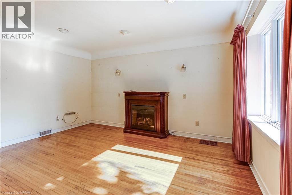 230 East 33Rd Street, Hamilton, ON - Indoor Photo Showing Living Room With Fireplace