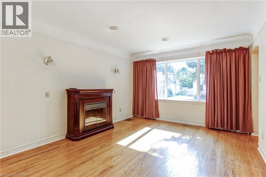 230 East 33Rd Street, Hamilton, ON - Indoor Photo Showing Living Room With Fireplace