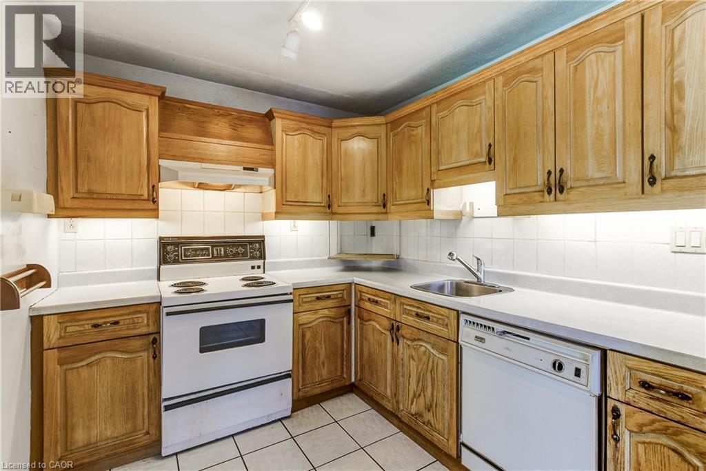230 East 33Rd Street, Hamilton, ON - Indoor Photo Showing Kitchen