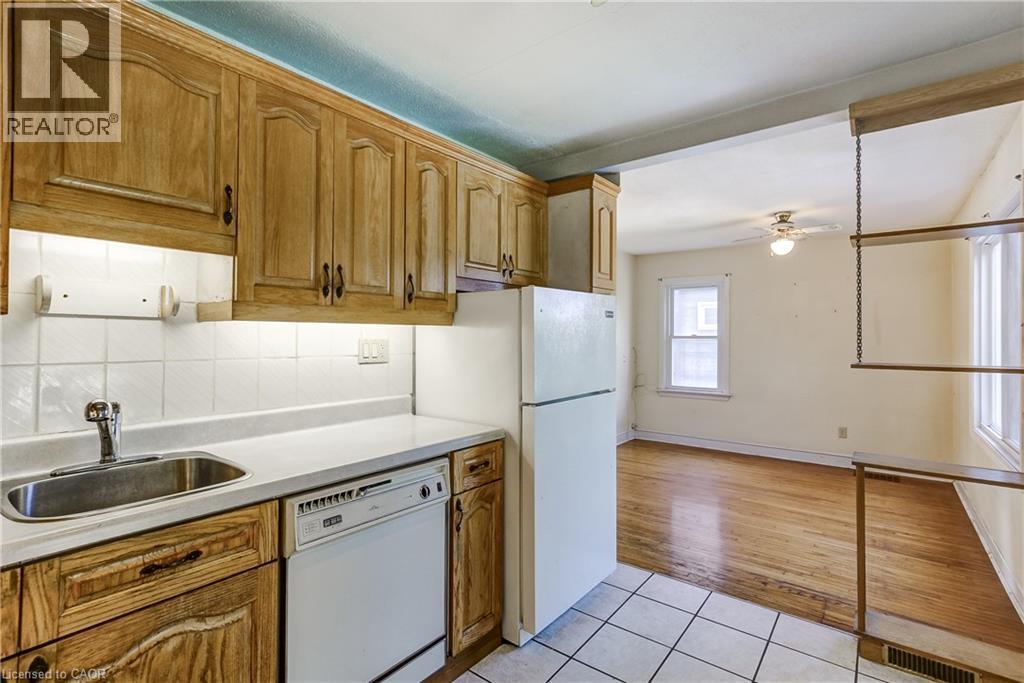 230 East 33Rd Street, Hamilton, ON - Indoor Photo Showing Kitchen