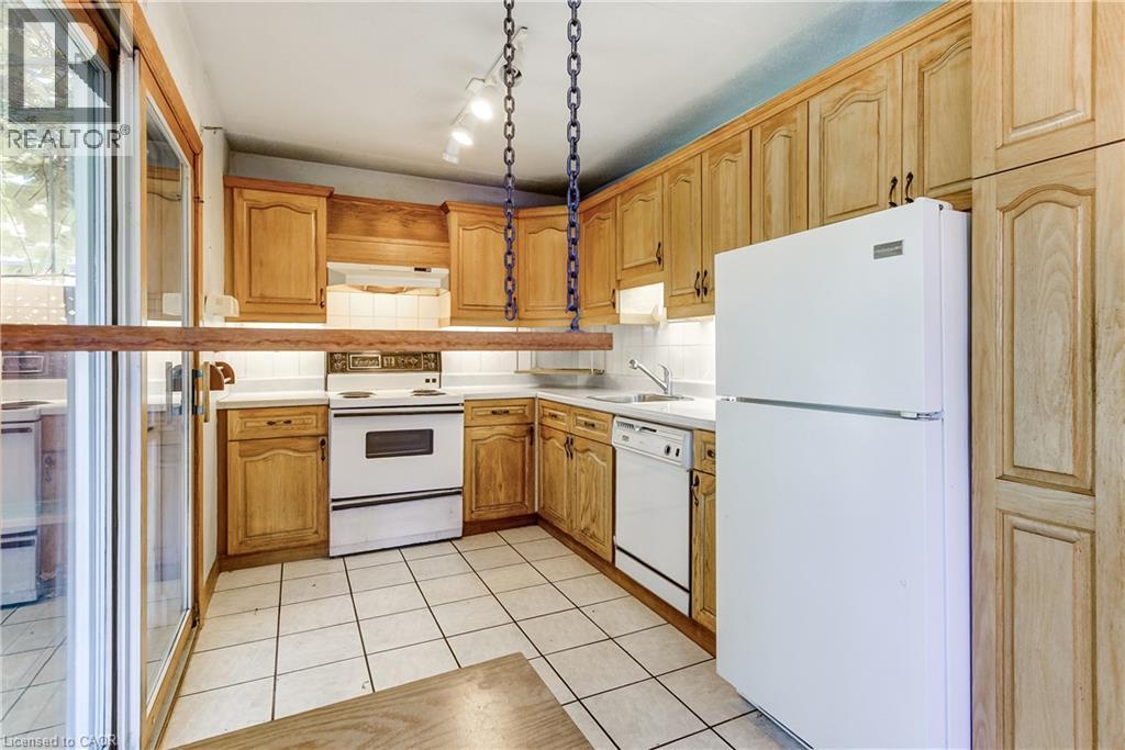 230 East 33Rd Street, Hamilton, ON - Indoor Photo Showing Kitchen