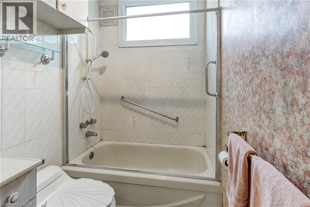 230 East 33Rd Street, Hamilton, ON - Indoor Photo Showing Bathroom