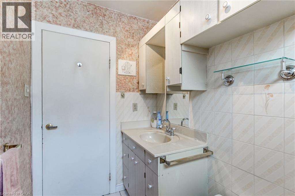 230 East 33Rd Street, Hamilton, ON - Indoor Photo Showing Bathroom