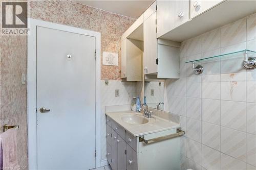 230 East 33Rd Street, Hamilton, ON - Indoor Photo Showing Bathroom