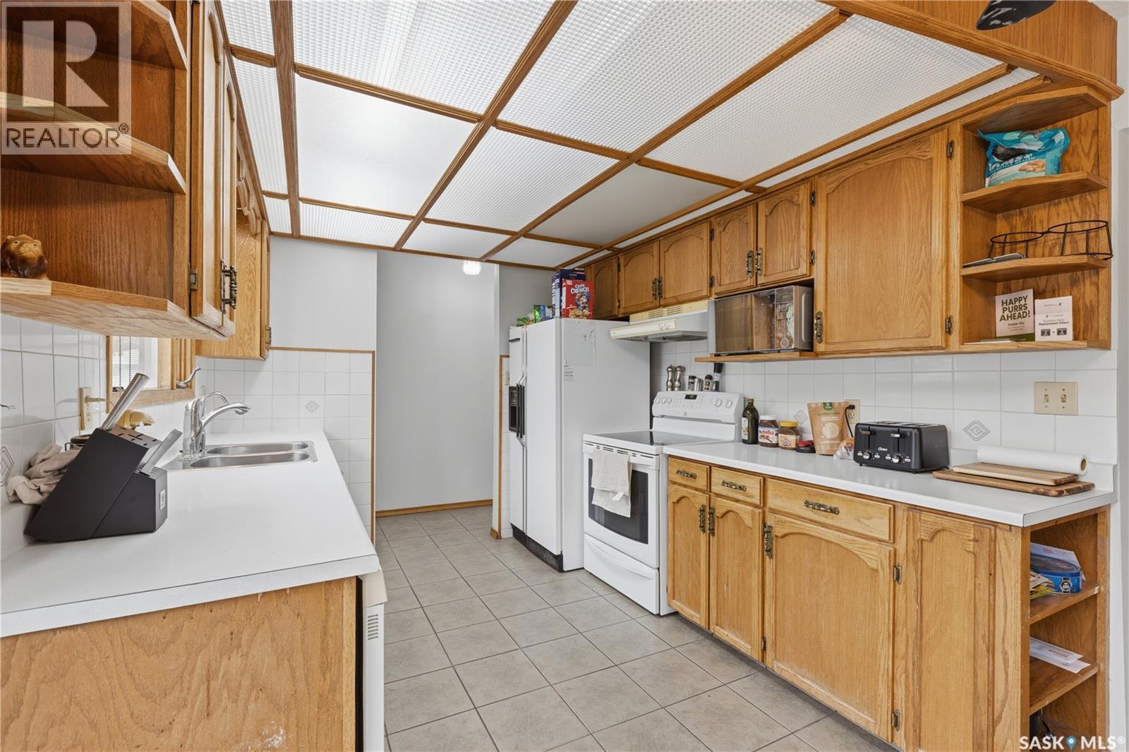 195 Forsyth Crescent, Regina, SK - Indoor Photo Showing Kitchen With Double Sink
