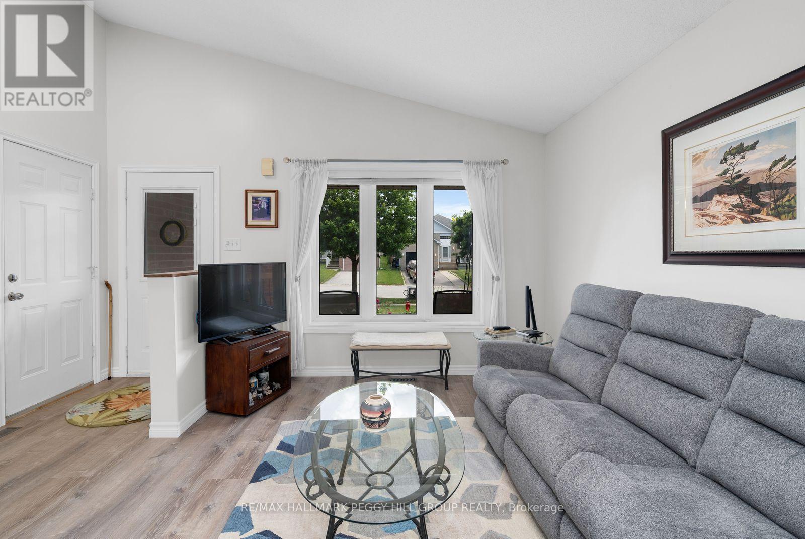 18 Draper Crescent, Barrie, ON - Indoor Photo Showing Living Room