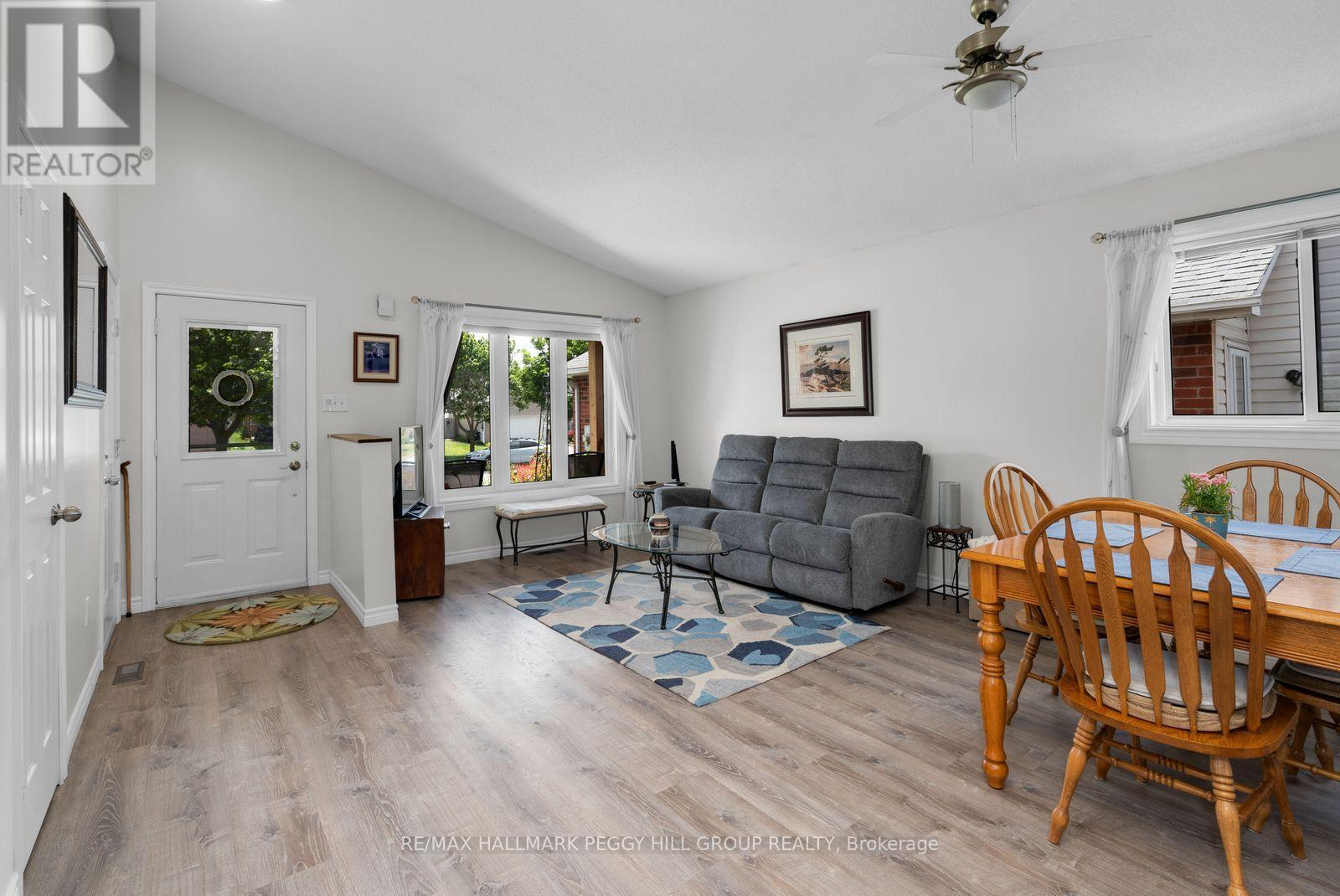 18 Draper Crescent, Barrie, ON - Indoor Photo Showing Living Room