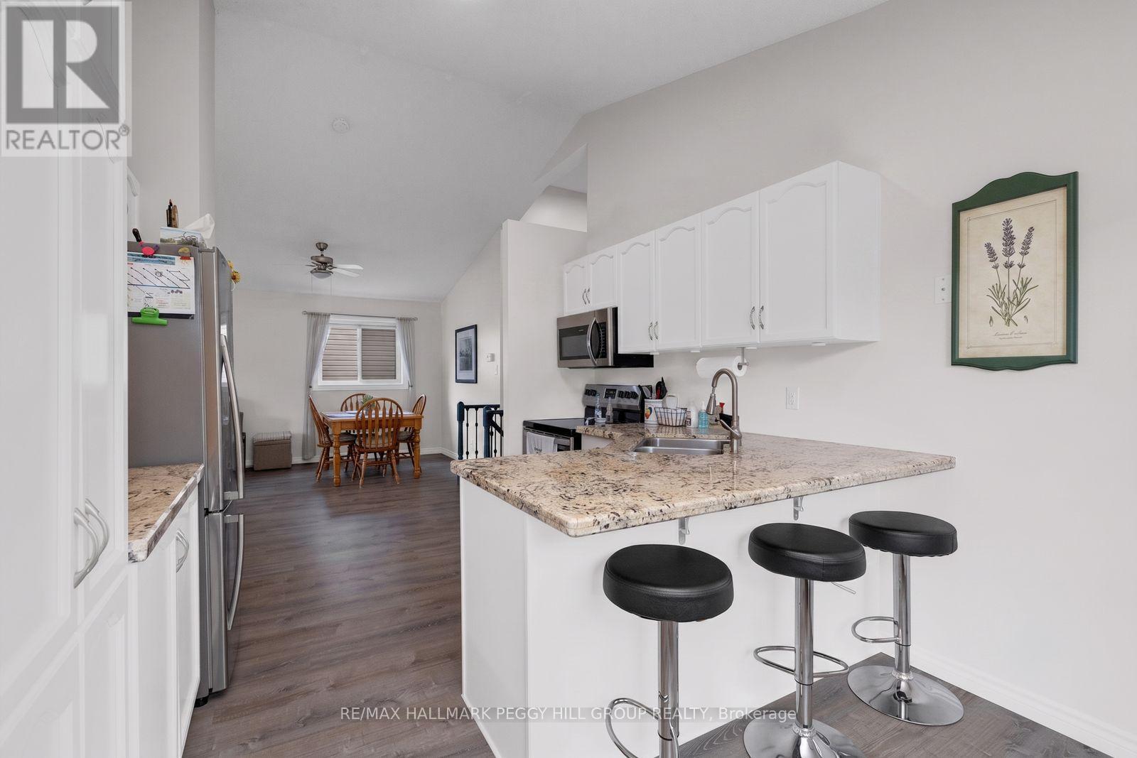 18 Draper Crescent, Barrie, ON - Indoor Photo Showing Kitchen With Double Sink With Upgraded Kitchen