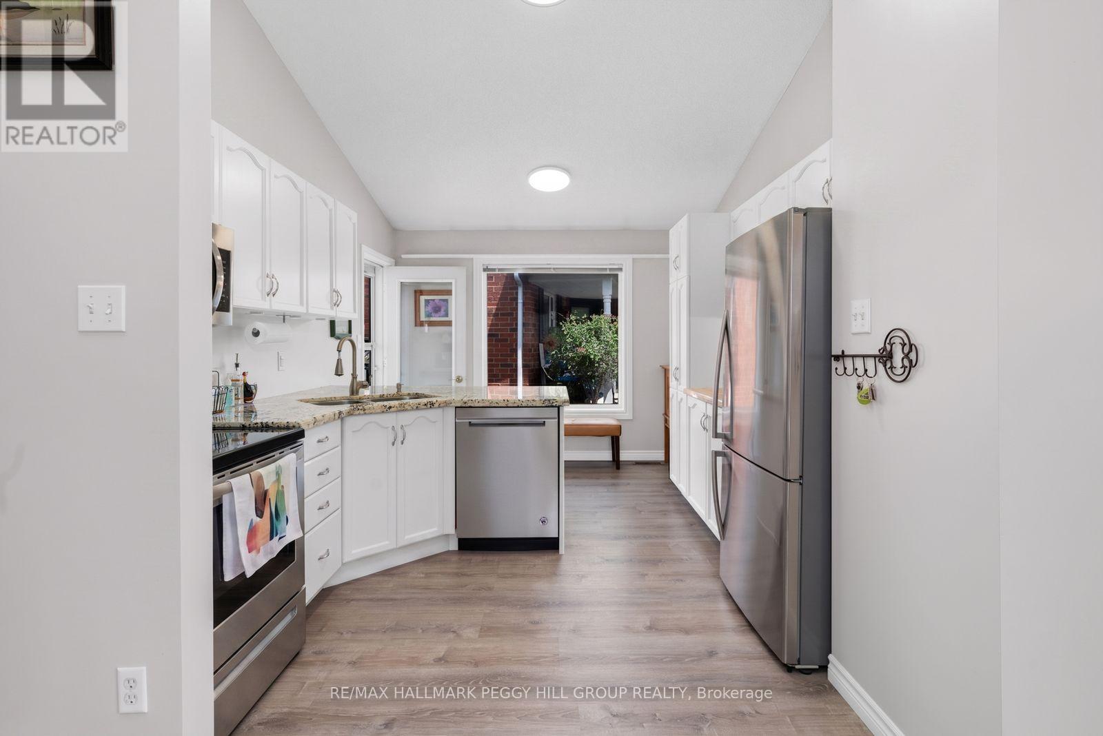 18 Draper Crescent, Barrie, ON - Indoor Photo Showing Kitchen