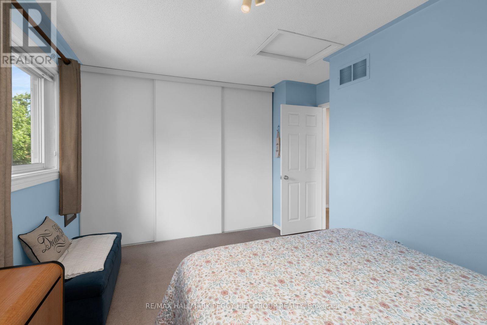 18 Draper Crescent, Barrie, ON - Indoor Photo Showing Bedroom