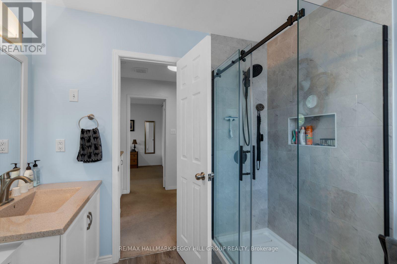 18 Draper Crescent, Barrie, ON - Indoor Photo Showing Bathroom