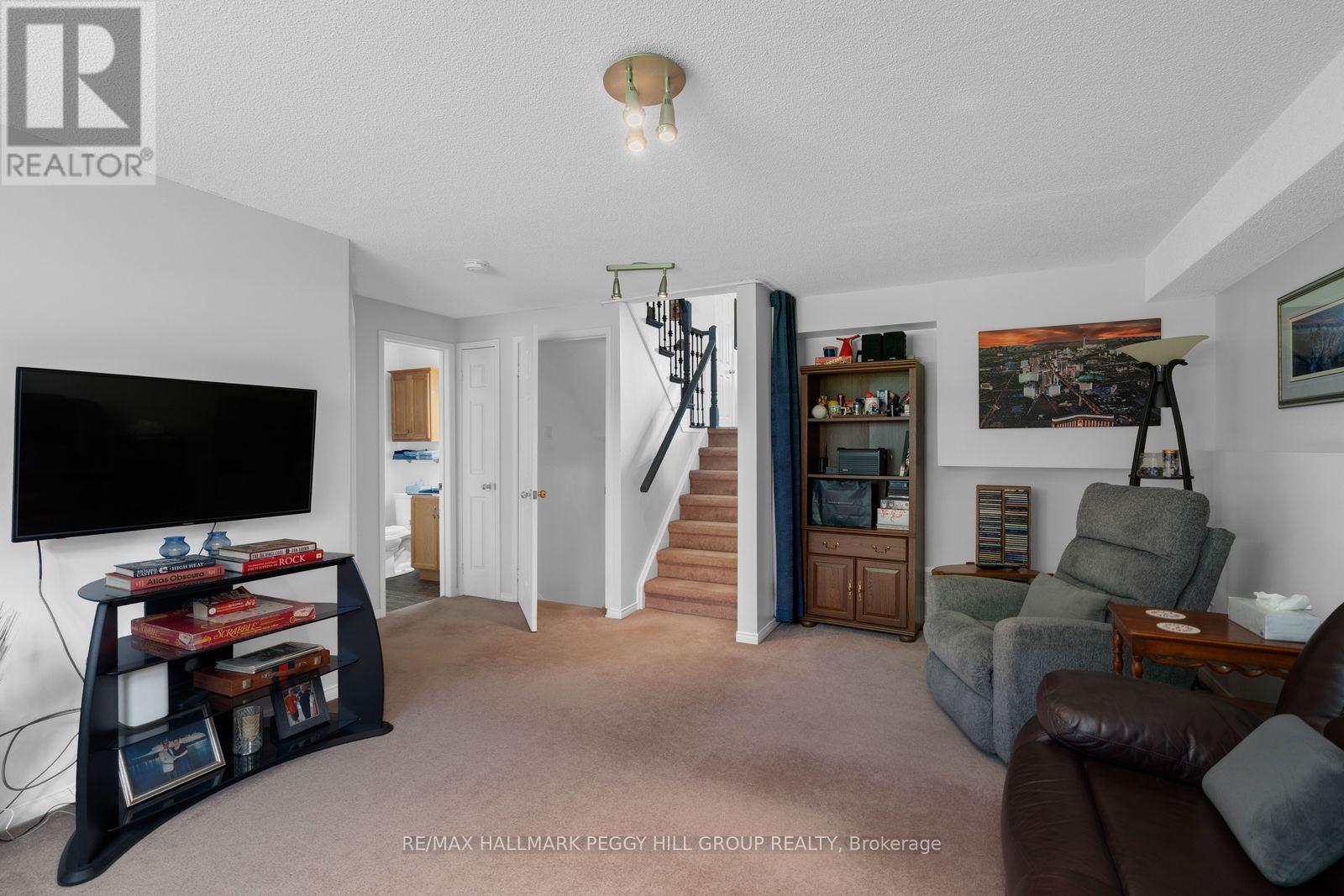 18 Draper Crescent, Barrie, ON - Indoor Photo Showing Living Room