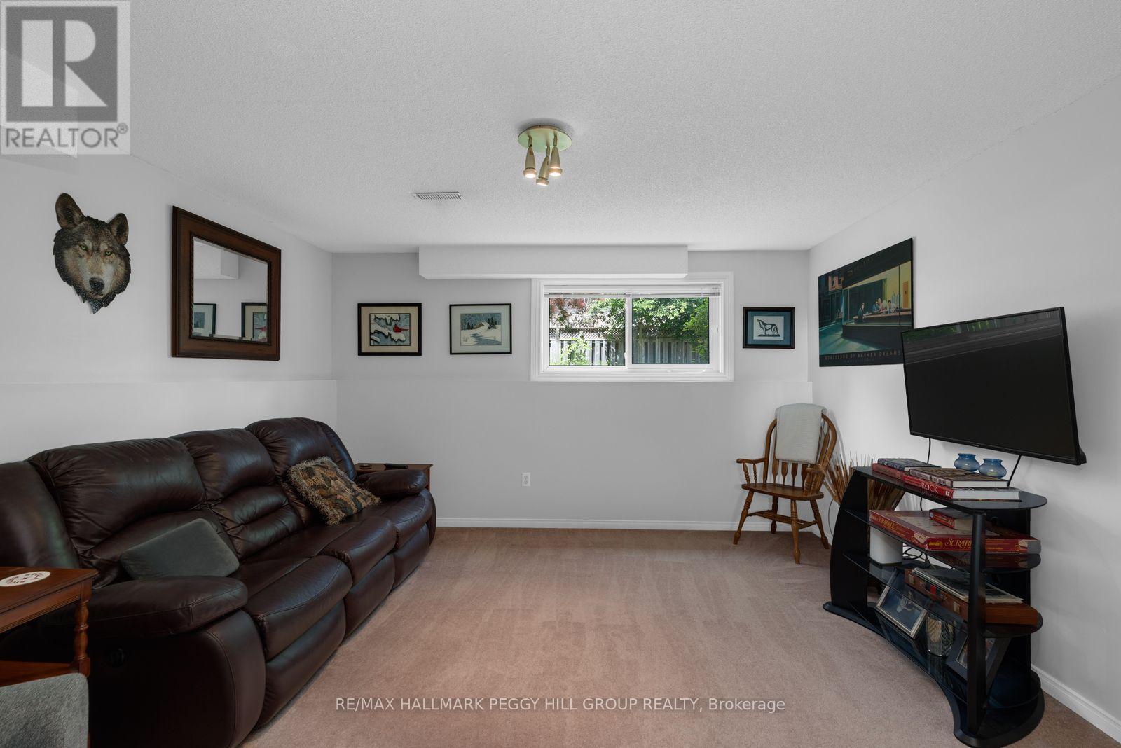 18 Draper Crescent, Barrie, ON - Indoor Photo Showing Living Room