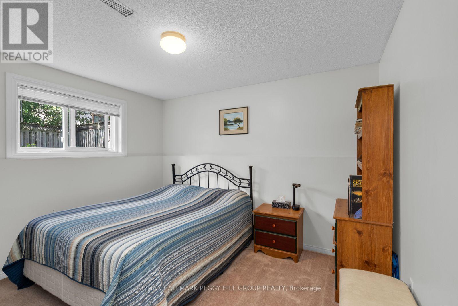 18 Draper Crescent, Barrie, ON - Indoor Photo Showing Bedroom