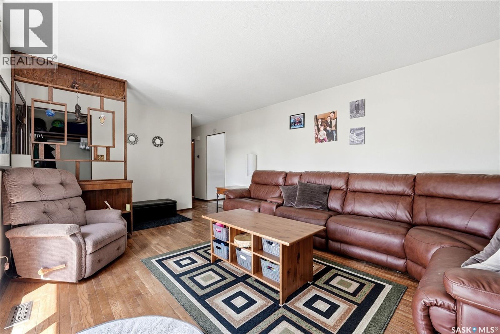 7208 Dewdney Avenue, Regina, SK - Indoor Photo Showing Living Room