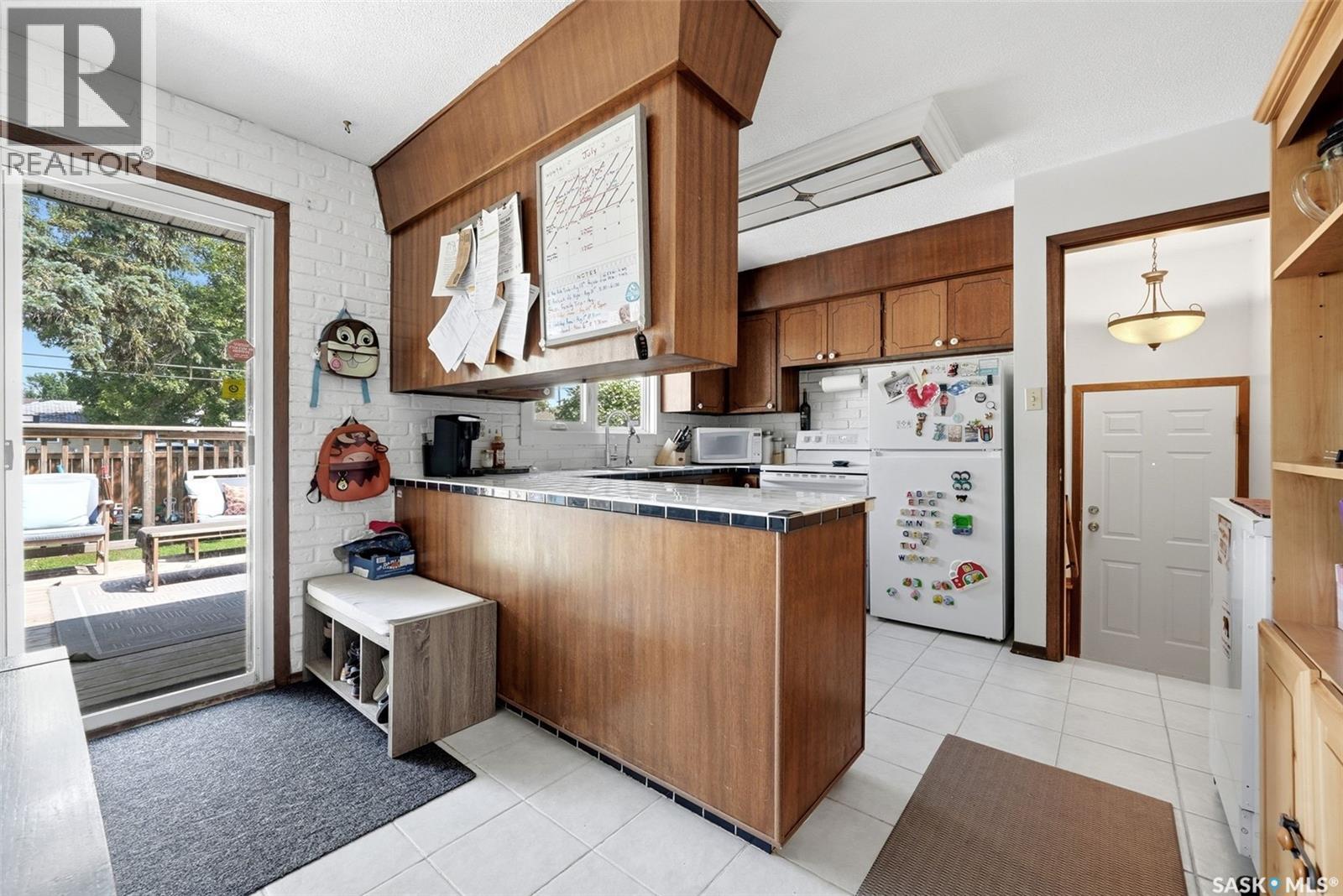 7208 Dewdney Avenue, Regina, SK - Indoor Photo Showing Kitchen
