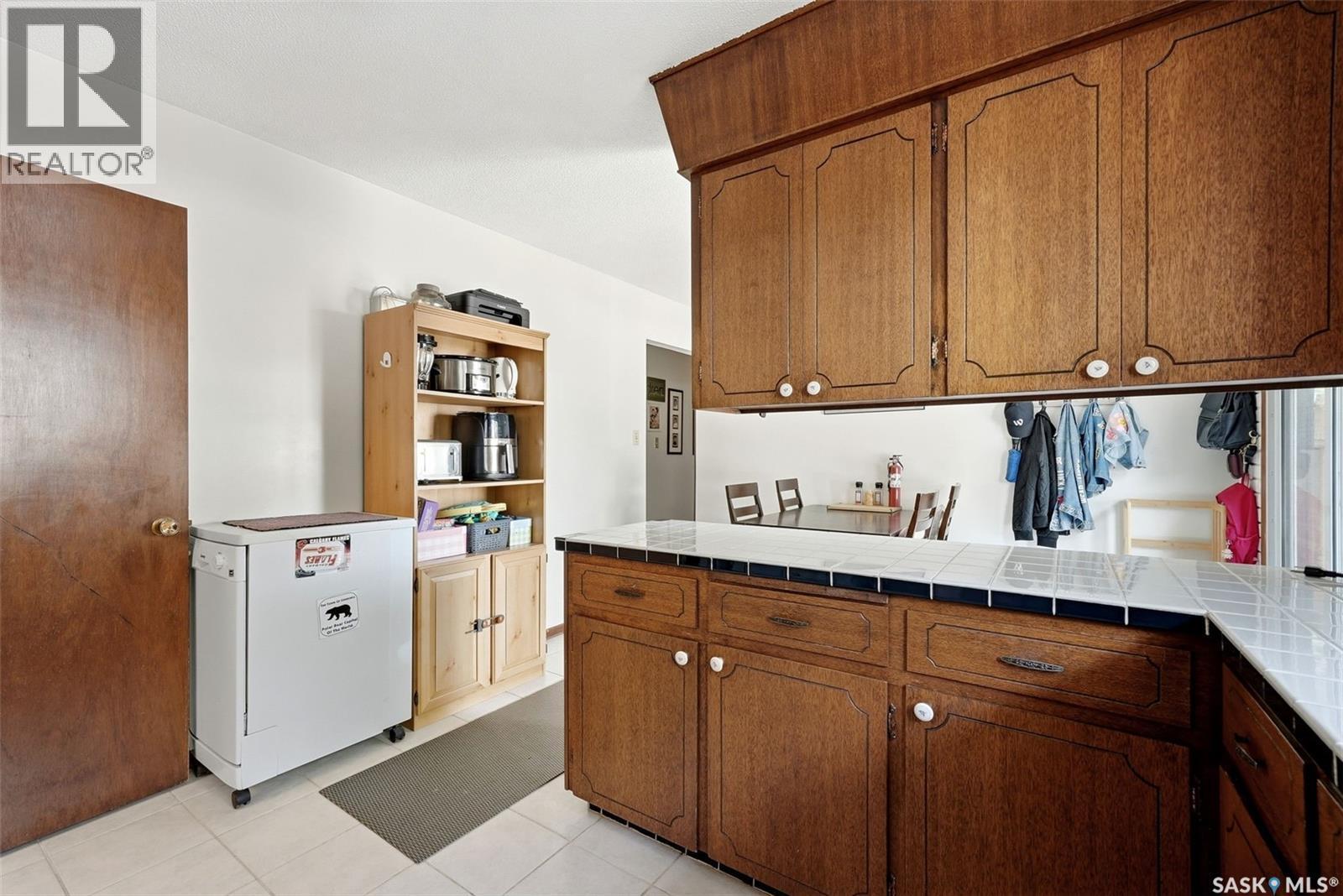 7208 Dewdney Avenue, Regina, SK - Indoor Photo Showing Kitchen