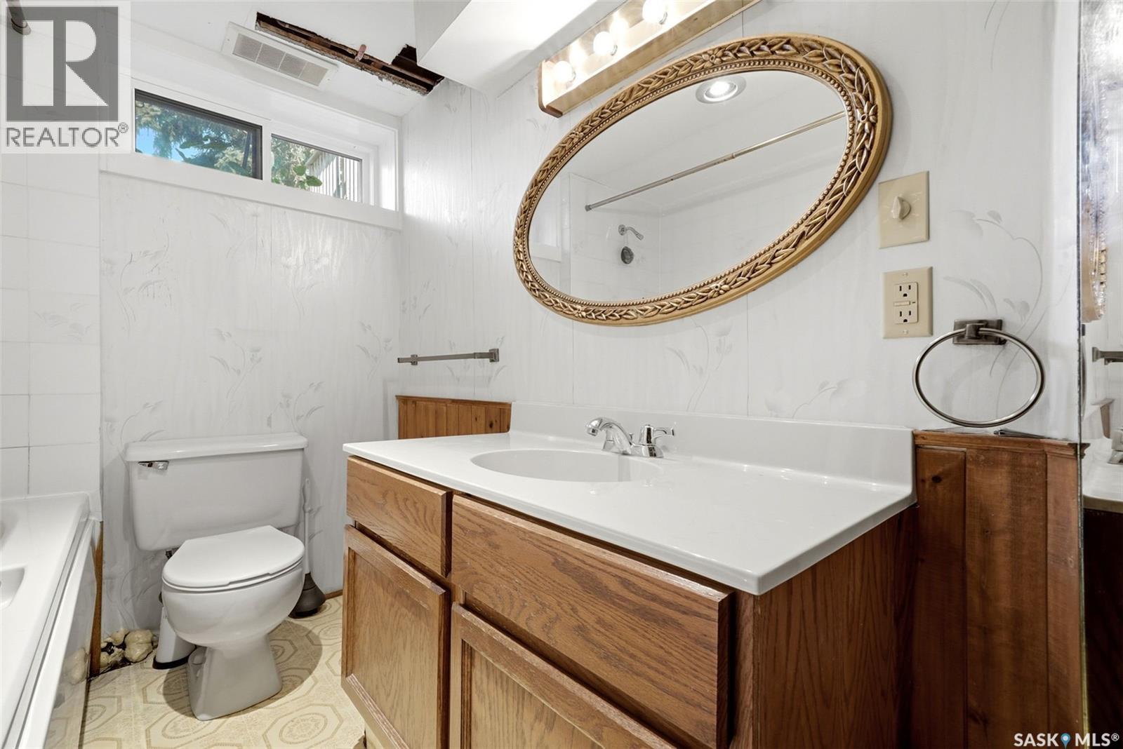 7208 Dewdney Avenue, Regina, SK - Indoor Photo Showing Bathroom