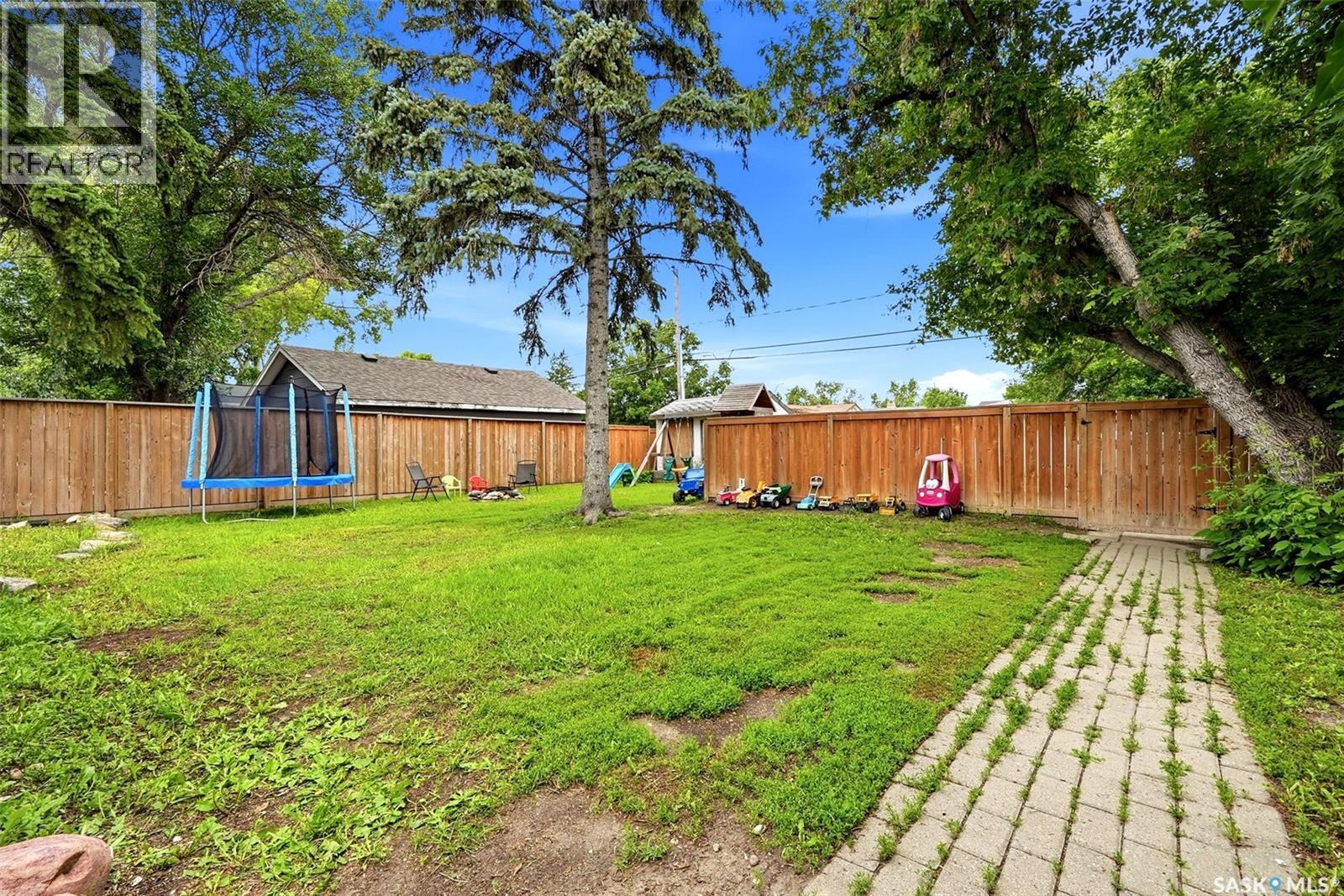 7208 Dewdney Avenue, Regina, SK - Outdoor With Backyard