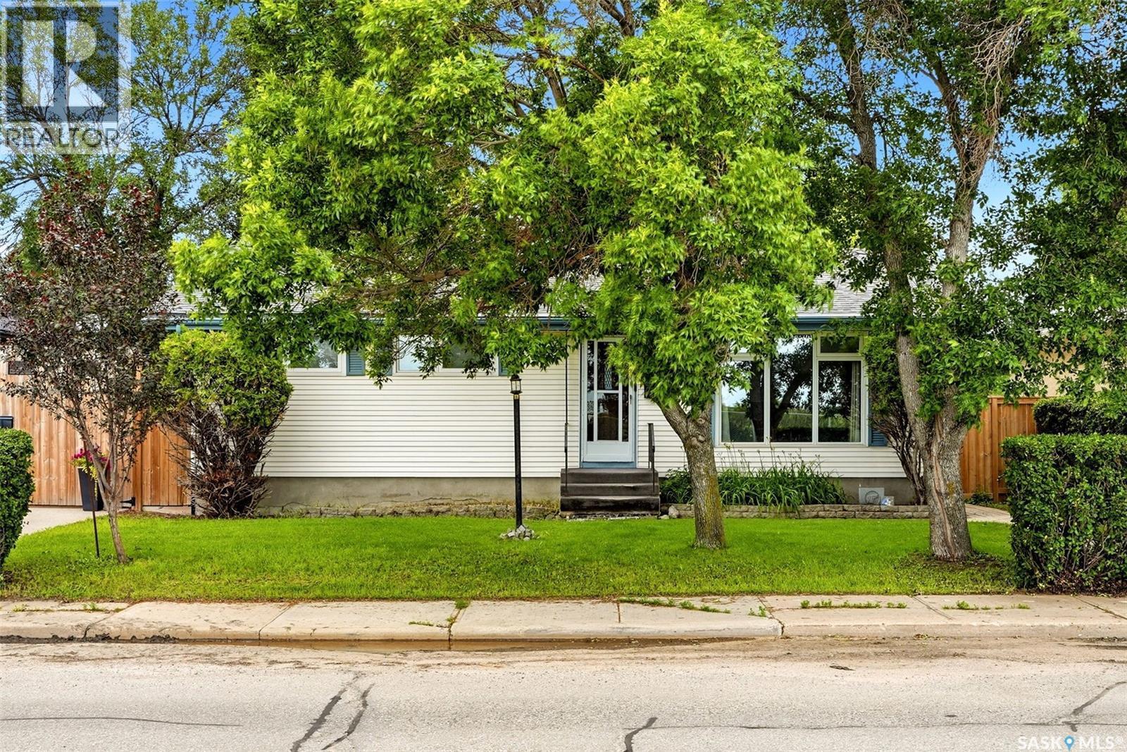 7208 Dewdney Avenue, Regina, SK - Outdoor