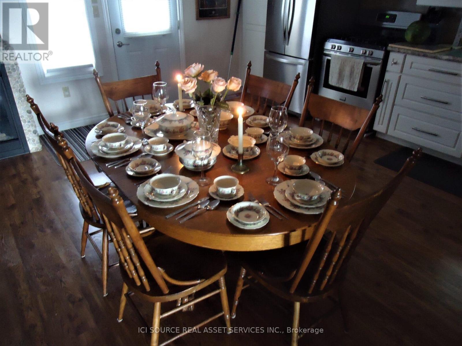 4 Pinewood Drive, Tiny, ON - Indoor Photo Showing Dining Room