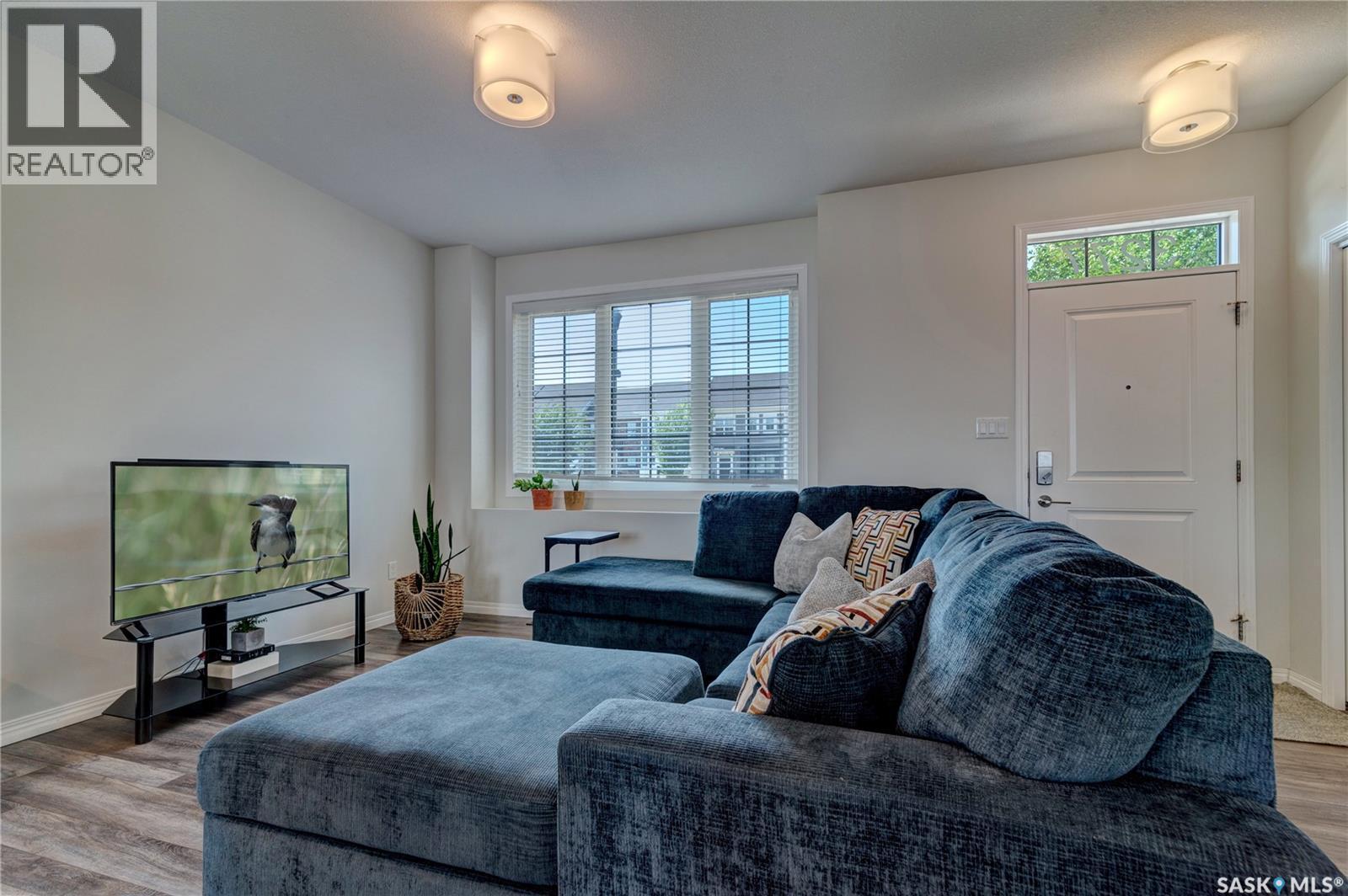 3277 Chuka Boulevard, Regina, SK - Indoor Photo Showing Living Room
