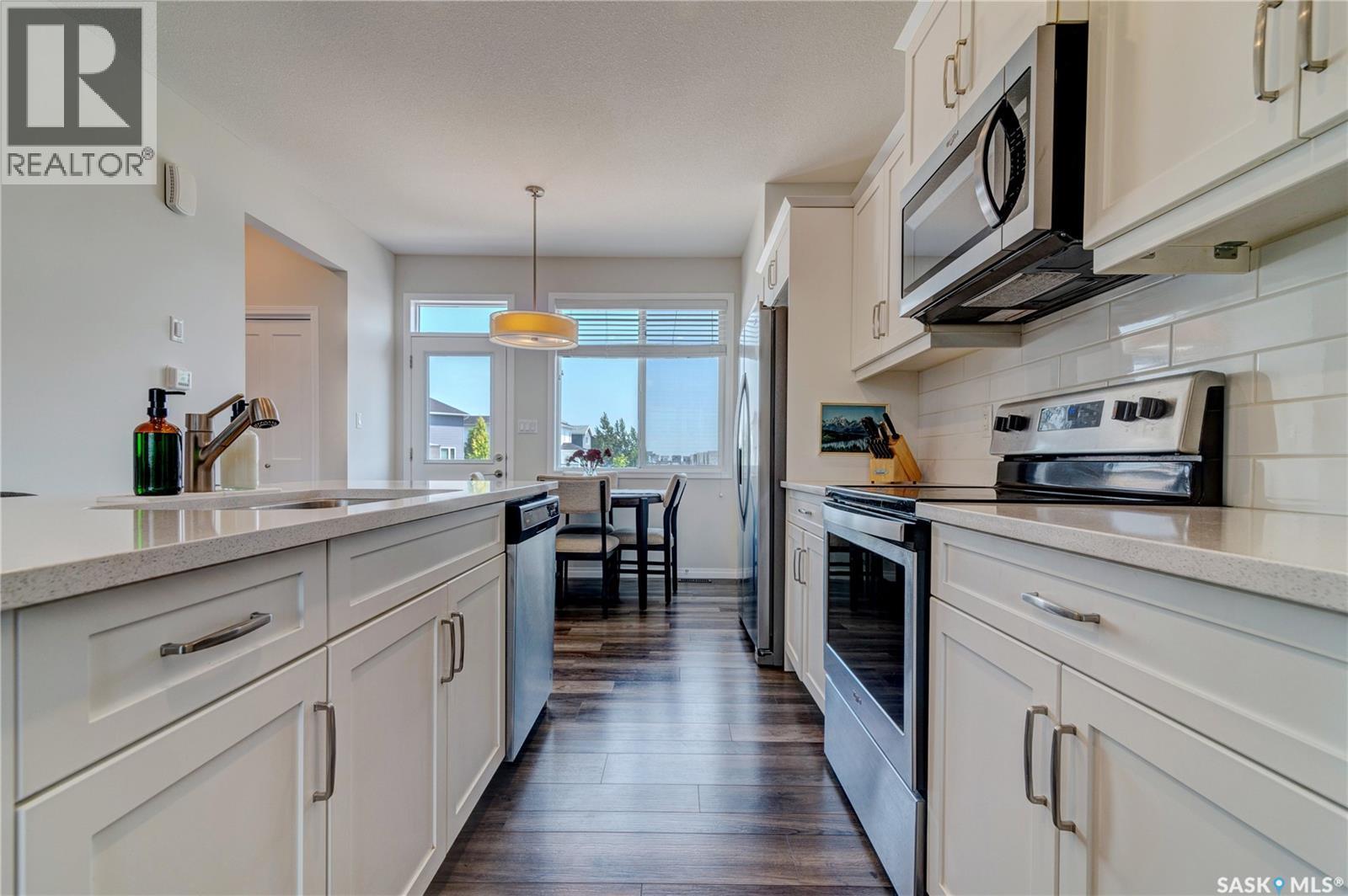 3277 Chuka Boulevard, Regina, SK - Indoor Photo Showing Kitchen