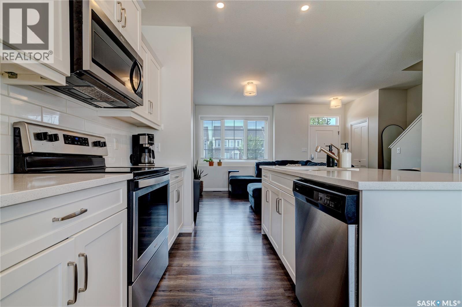 3277 Chuka Boulevard, Regina, SK - Indoor Photo Showing Kitchen With Stainless Steel Kitchen