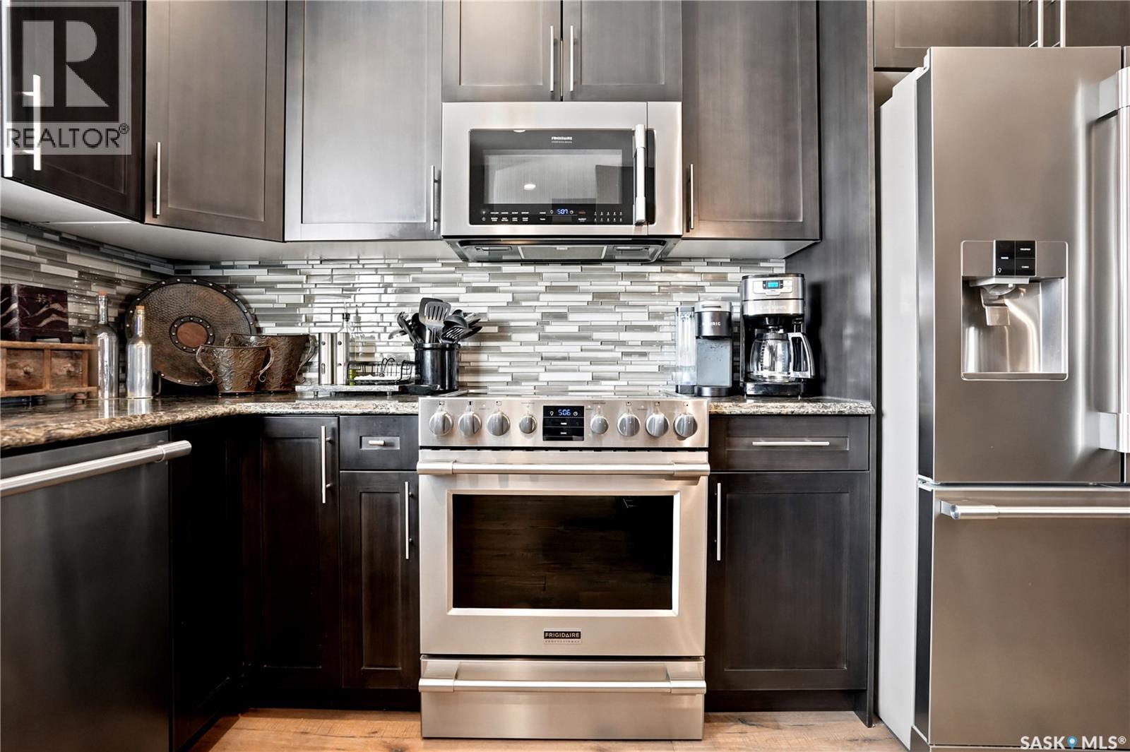 5413 Green Silverberry Drive E, Regina, SK - Indoor Photo Showing Kitchen With Stainless Steel Kitchen With Upgraded Kitchen