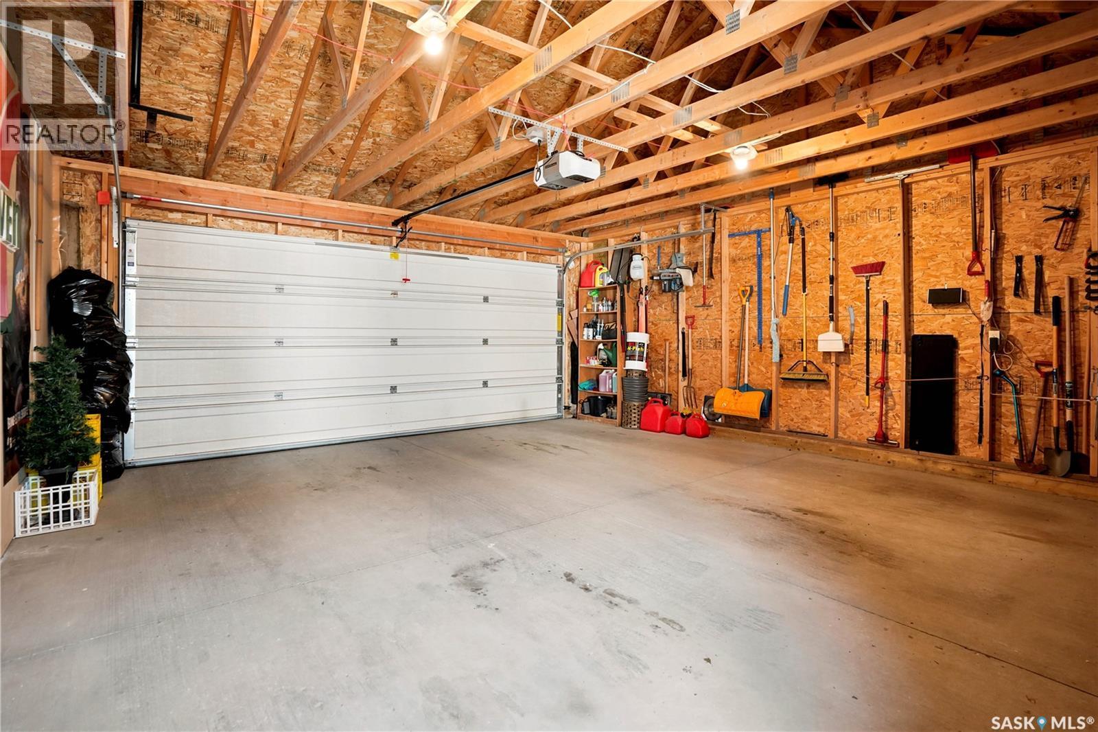 5413 Green Silverberry Drive E, Regina, SK - Indoor Photo Showing Garage