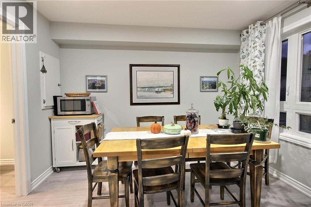 Dining area featuring light wood-finish flooring, white baseboards, and light gray wall paint - 287 Chapel Hill Drive, Kitchener, ON - Indoor Photo Showing Dining Room